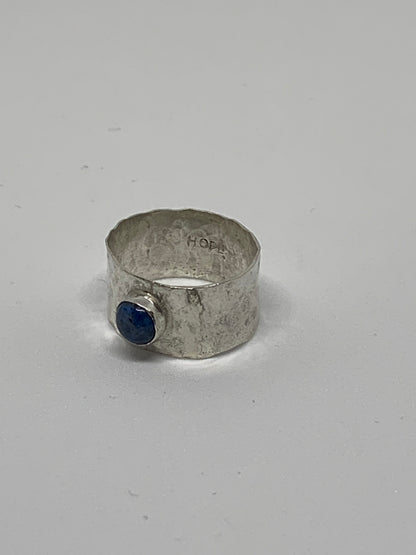 Anillo de Plata con Lapislázuli y detalle martillado